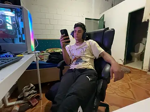 Snapshot of Max_TheHorseDick chatting on 04.04.26 Max TheHorseDick online show from 04.04.26