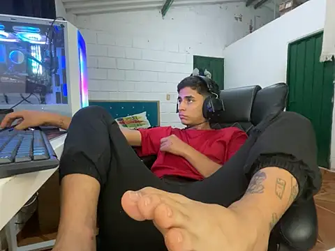 Snapshot of Max_TheHorseDick chatting on 04.06.26 Max TheHorseDick online show from 04.06.26