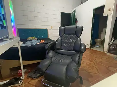 Snapshot of Max_TheHorseDick chatting on 04.09.26 Max TheHorseDick online show from 04.09.26