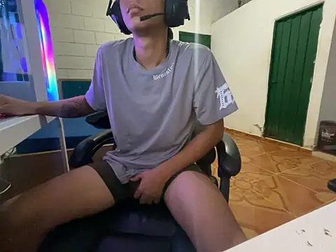 Snapshot of Max_TheHorseDick chatting on 04.11.26 Max TheHorseDick online show from 04.11.26