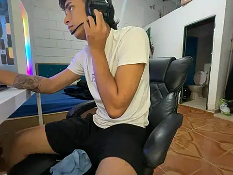 Snapshot of Max_TheHorseDick chatting on 04.17.26 Max TheHorseDick online show from 04.17.26