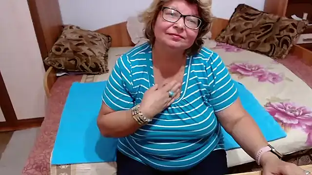 Snapshot of SweetMommaX chatting on 09.15.25 SweetMommaX online show from 09.15.25