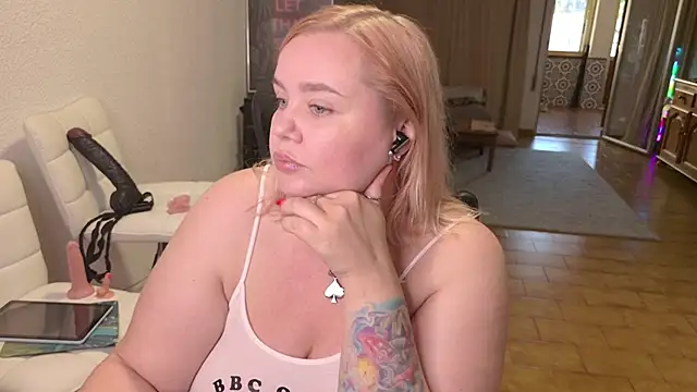 Snapshot of MargotGrey chatting on 10.28.25 MargotGrey online show from 10.28.25