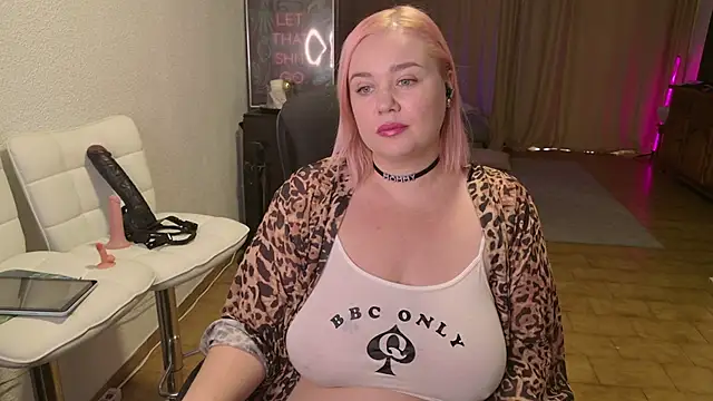 Snapshot of MargotGrey chatting on 11.23.25 MargotGrey online show from 11.23.25