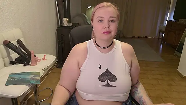 Snapshot of MargotGrey chatting on 11.30.25 MargotGrey online show from 11.30.25