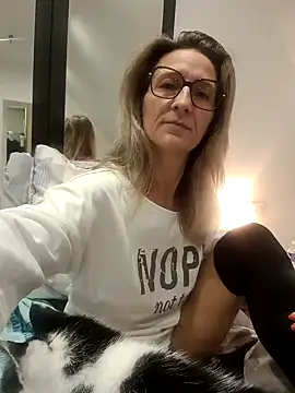 Snapshot of dancing_sexy_doll chatting on 10.21.25 dancing sexy doll online show from 10.21.25