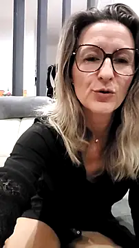 Snapshot of dancing_sexy_doll chatting on 10.24.25 dancing sexy doll online show from 10.24.25