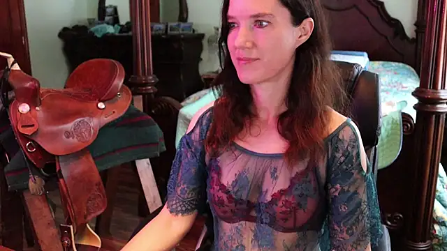 Snapshot of thornburyrose chatting on 12.18.25 thornburyrose online show from 12.18.25