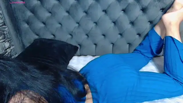 Snapshot of _Mari____ chatting on 11.25.25 Mari online show from 11.25.25