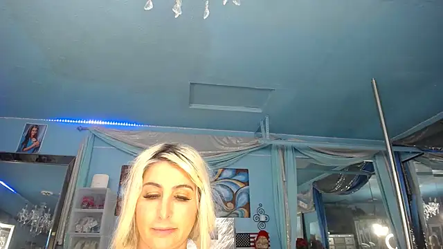 Snapshot of ADRIANNA_FOX chatting on 04.19.26 ADRIANNA FOX online show from 04.19.26
