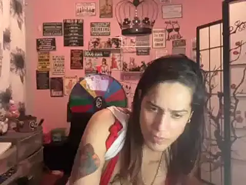 Snapshot of latinacubana chatting on 12.20.24 latinacubana online show from 12.20.24