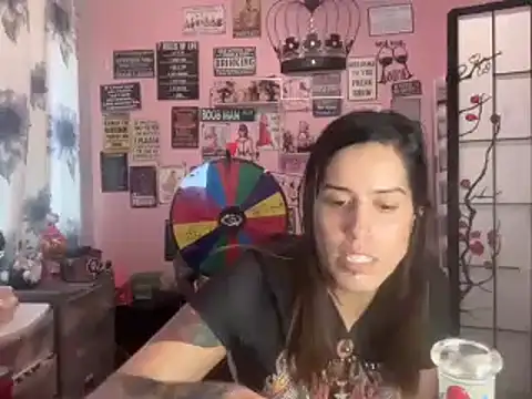 Snapshot of latinacubana chatting on 12.23.24 latinacubana online show from 12.23.24