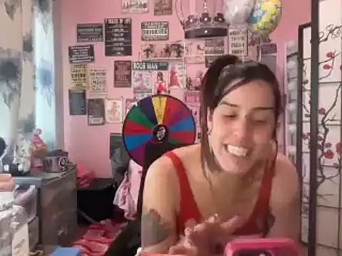 Snapshot of latinacubana chatting on 12.28.24 latinacubana online show from 12.28.24