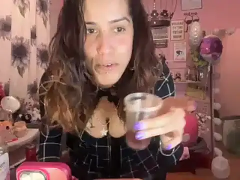 Snapshot of latinacubana chatting on 01.04.25 latinacubana online show from 01.04.25