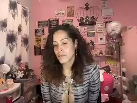 Snapshot of latinacubana chatting on 01.05.25 latinacubana online show from 01.05.25