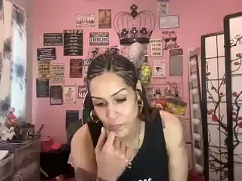 Snapshot of latinacubana chatting on 01.12.25 latinacubana online show from 01.12.25