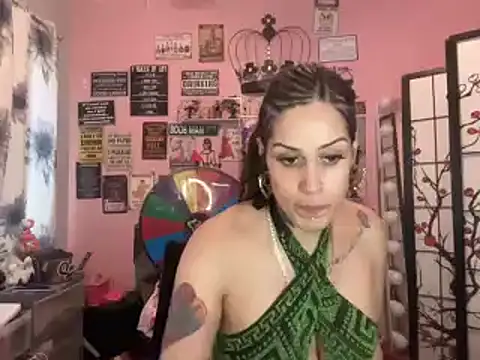 Snapshot of latinacubana chatting on 01.12.25 latinacubana online show from 01.12.25