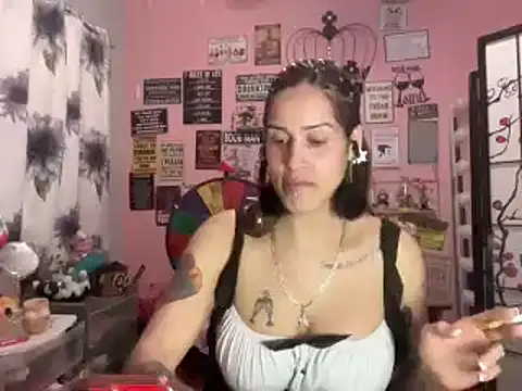 Snapshot of latinacubana chatting on 01.18.25 latinacubana online show from 01.18.25