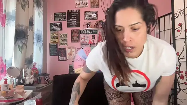 Snapshot of latinacubana chatting on 02.01.25 latinacubana online show from 02.01.25