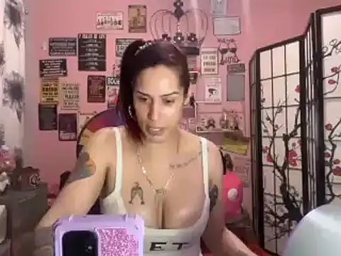 Snapshot of latinacubana chatting on 03.12.25 latinacubana online show from 03.12.25