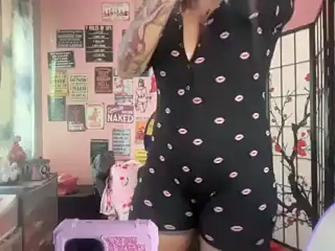 Snapshot of latinacubana chatting on 03.12.25 latinacubana online show from 03.12.25