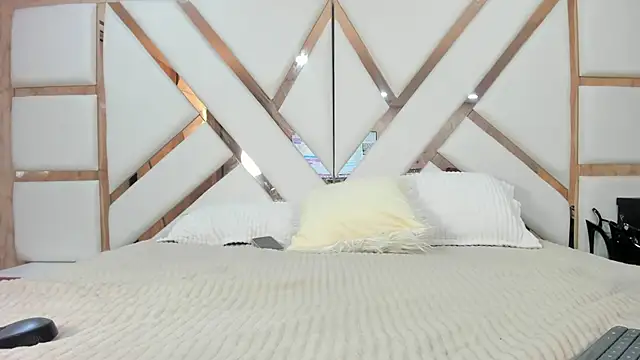 Snapshot of WowAna chatting on 03.16.25 WowAna online show from 03.16.25