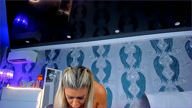 Snapshot of anneswhite chatting on 11.18.25 anneswhite online show from 11.18.25