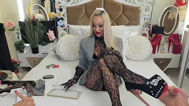 Snapshot of hotgirlsmoking_69xxx chatting on 09.14.25 hotgirlsmoking 69xxx online show from 09.14.25