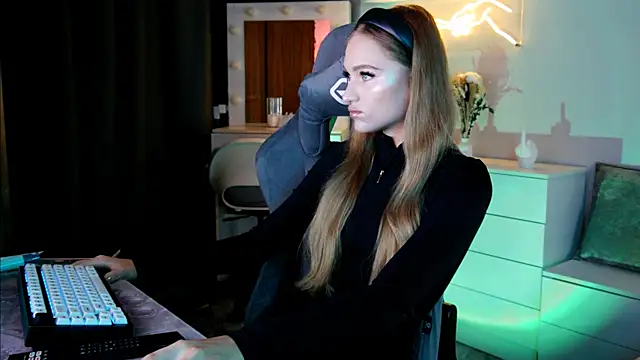 MrsTenderBeast online show from 02.22.25