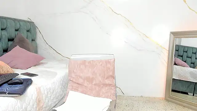 IsiisLovei online show from 09.09.25