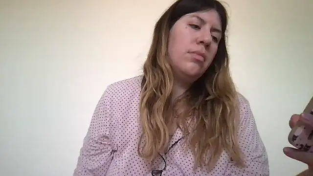 Snapshot of HYPHYtype chatting on 03.04.25 HYPHYtype online show from 03.04.25