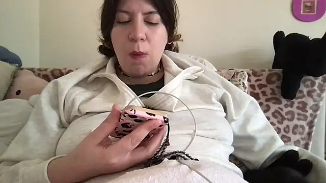 Snapshot of HYPHYtype chatting on 09.13.25 HYPHYtype online show from 09.13.25