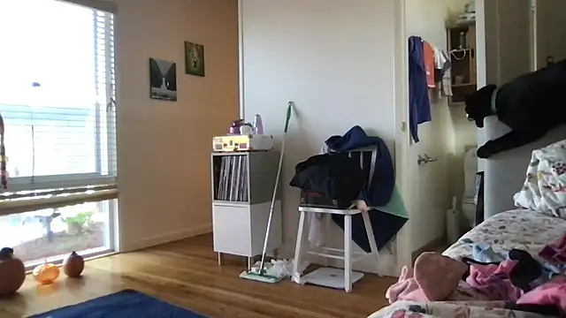 Snapshot of HYPHYtype chatting on 10.17.25 HYPHYtype online show from 10.17.25