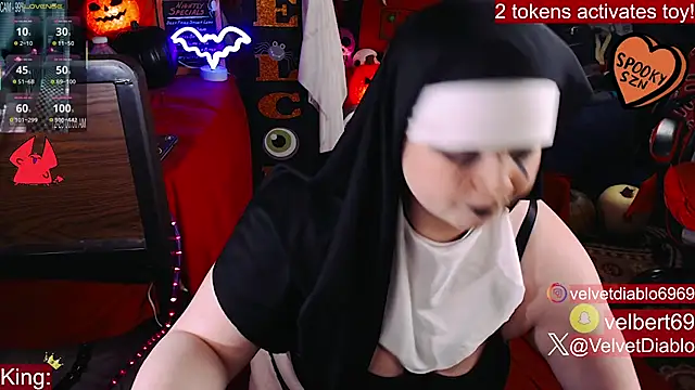 Snapshot of VelvetDiablo chatting on 10.27.25 VelvetDiablo online show from 10.27.25