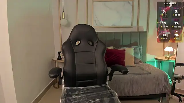 Holly madison  online show from 04.01.26