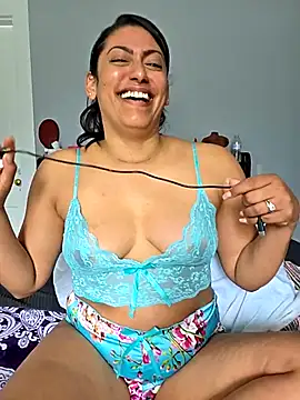 Snapshot of Nikkierosee chatting on 11.15.25 Nikkierosee online show from 11.15.25