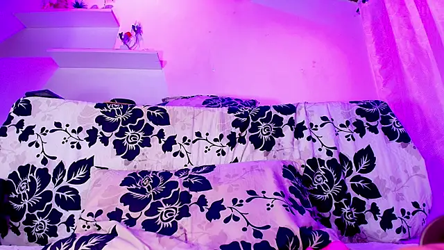 Snapshot of sofi_decker chatting on 02.04.25 sofi decker online show from 02.04.25