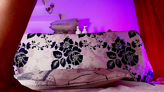 Snapshot of sofi_decker chatting on 02.14.25 sofi decker online show from 02.14.25