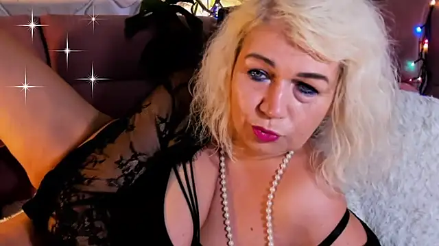 Snapshot of glamour_kitten chatting on 10.29.25 glamour kitten online show from 10.29.25