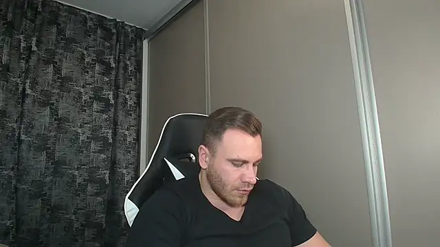 Snapshot of Thori92 chatting on 01.05.25 Thori92 online show from 01.05.25