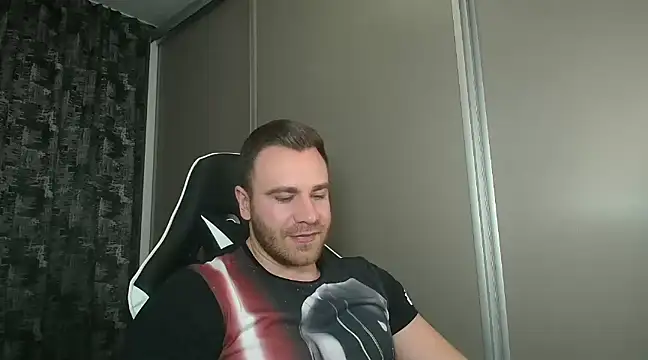 Snapshot of Thori92 chatting on 02.05.25 Thori92 online show from 02.05.25