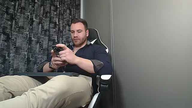 Snapshot of Thori92 chatting on 02.11.25 Thori92 online show from 02.11.25