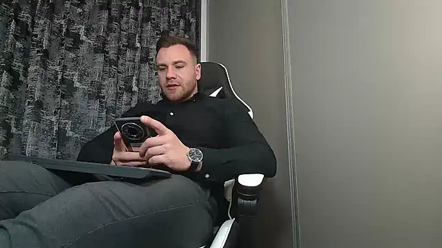 Snapshot of Thori92 chatting on 02.12.25 Thori92 online show from 02.12.25