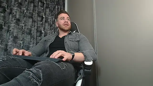 Snapshot of Thori92 chatting on 02.14.25 Thori92 online show from 02.14.25