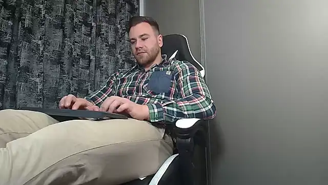 Snapshot of Thori92 chatting on 02.16.25 Thori92 online show from 02.16.25