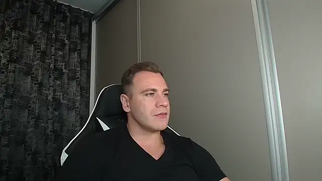 Snapshot of Thori92 chatting on 09.18.25 Thori92 online show from 09.18.25
