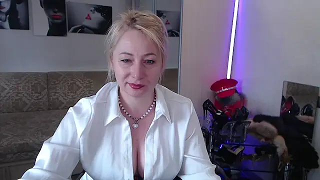 Snapshot of MistressMilfa chatting on 02.14.26 MistressMilfa online show from 02.14.26
