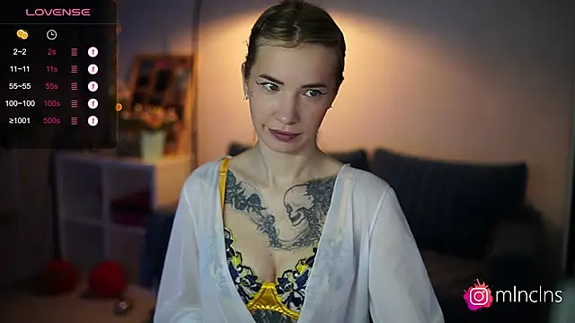 Snapshot of melanielwithu chatting on 03.11.25 melanielwithu online show from 03.11.25