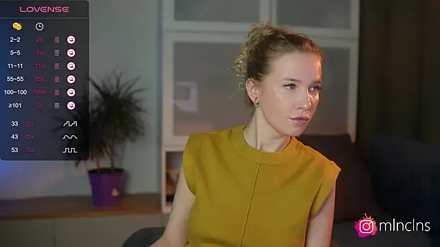 Snapshot of melanielwithu chatting on 11.15.25 melanielwithu online show from 11.15.25