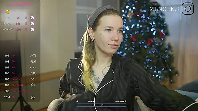 Snapshot of melanielwithu chatting on 12.17.25 melanielwithu online show from 12.17.25